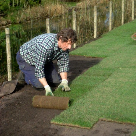 Graszoden leggen in Beekbergen