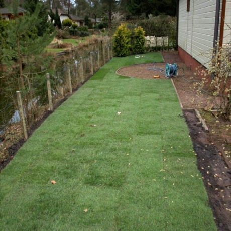 Graszoden leggen in Beekbergen